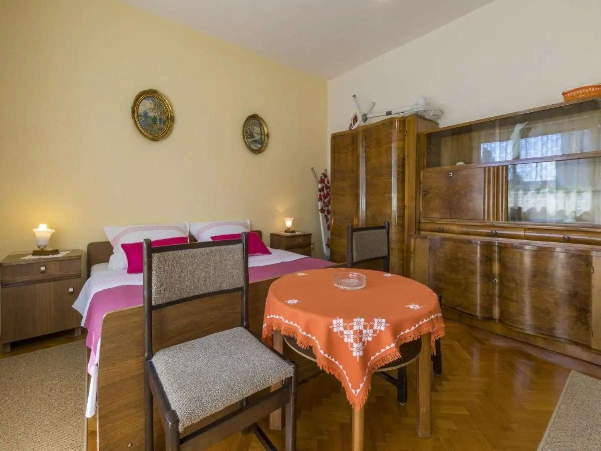 Apartments Tara Selce 0*,